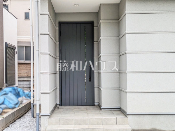 D号棟　玄関　【国分寺市新町１丁目】
玄関はお家の顔！植栽やガーデングッズなどを利用し、お客様をお出迎えする玄関アプローチをオシャレに飾ってみてはいかがでしょうか。　