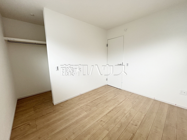 幼い頃のたくさんの想い出が詰まった実家の部屋。それは特別な場所としていつまでも心に残っています。いつかこの部屋が子供たちにとってのそのような場所になるのかな？　