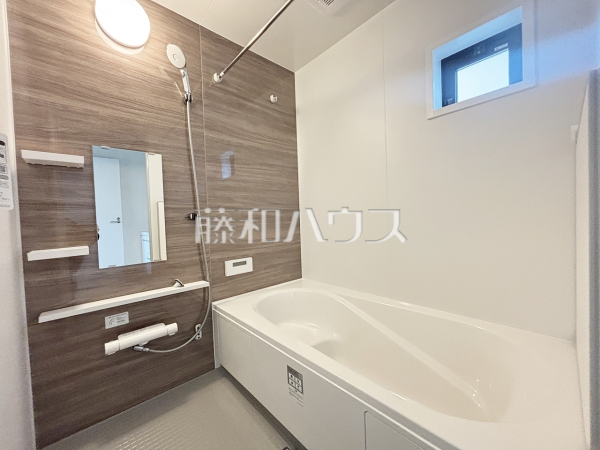 高い位置に窓があるため外部からの視線も気にならず入浴できそうです。　