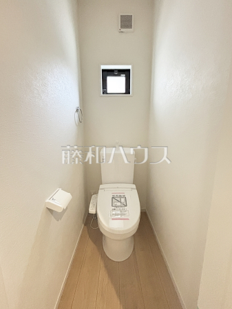 トイレはいつまでも清潔な空間を保てるように、目に留まるだけではなく、汚れを拭き取り易いフロアと壁紙にしました。　
