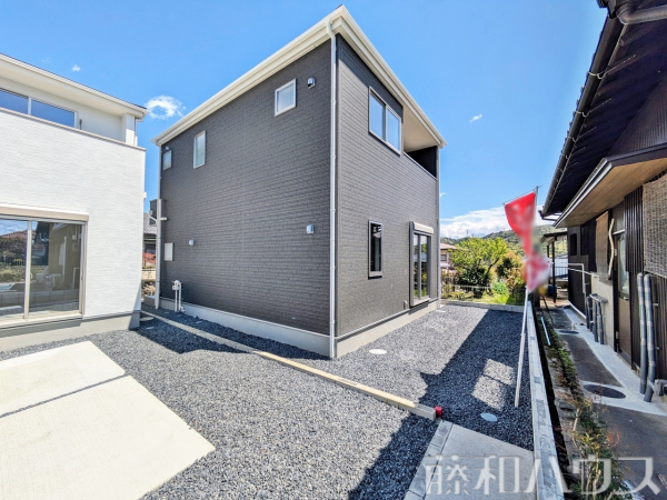 2号棟　外観および庭　【春日井市石尾台５丁目】