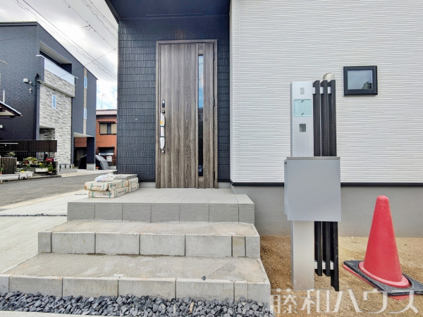 1号棟　玄関　【春日井市大手田酉町１丁目】