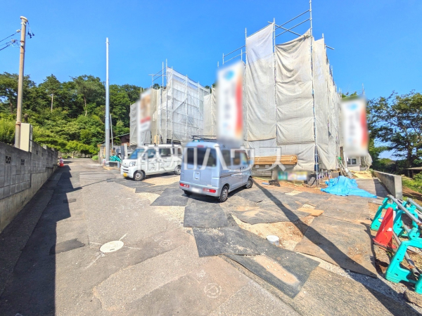 日当たりや設備仕様など、実際に行ってみないと分からないことも多くございます。営業担当がご案内いたしますので、お気軽にお問い合わせください。接道状況および現場風景【東大和市芋窪１丁目】