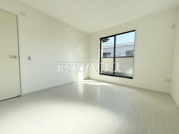 幼い頃のたくさんの想い出が詰まった実家の部屋。それは特別な場所としていつまでも心に残っています。いつかこの部屋が子供たちにとってのそのような場所になるのかな？　