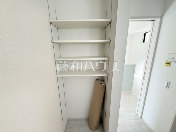 リビングや廊下等に設けた収納。少しでも空いているスペースを収納にすることで無駄のない空間設計にしました。お荷物が多い方にも安心です。　