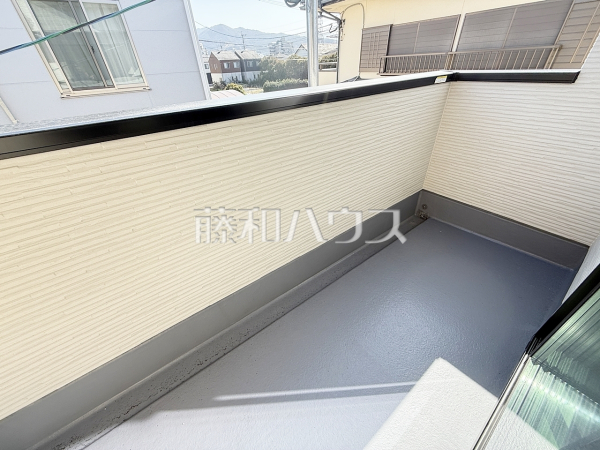 南向きのバルコニーは日差しもたっぷり注ぎ、お洗濯物もよく乾きます。　