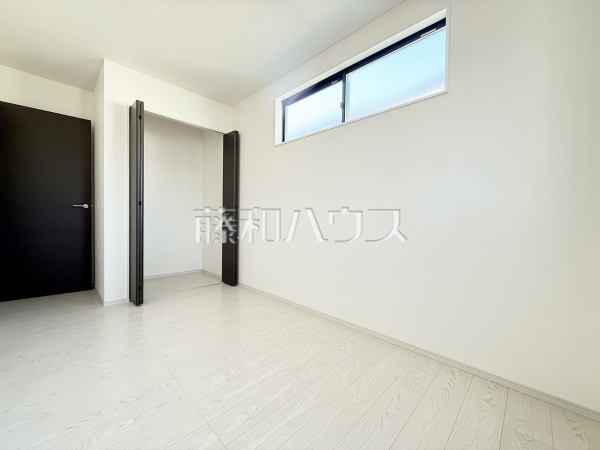 幼い頃のたくさんの想い出が詰まった実家の部屋。それは特別な場所としていつまでも心に残っています。いつかこの部屋が子供たちにとってのそのような場所になるのかな？　
