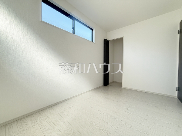 各居室にはクローゼットを完備し、家具を置くスペースが確保しやすい設計がされております。　