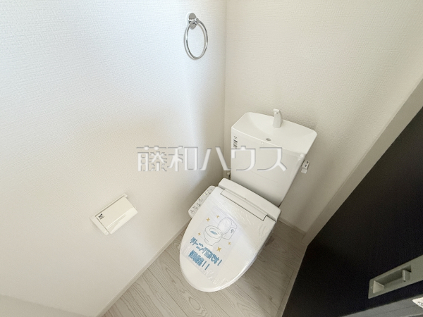 各階にトイレがあると、朝の忙しい時間帯などに便利です。 また、夜中も1階まで下りずにすみます。　