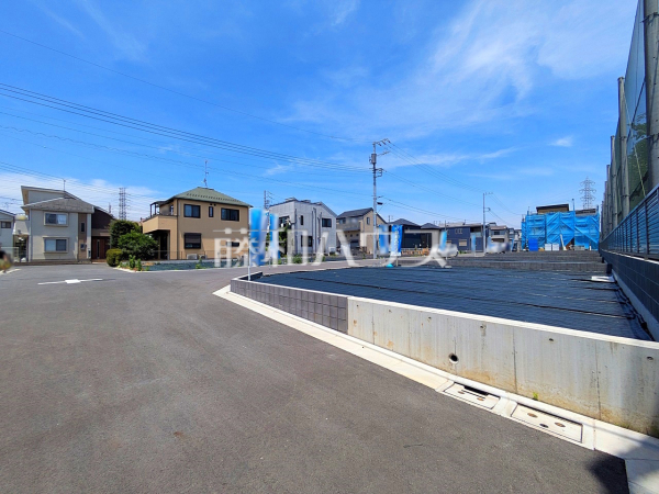 接道状況および現場風景　【三鷹市野崎３丁目】
見学はしたいけど、なかなか時間が取れない…そんな方に出勤前や仕事終わりにマイホームを見学できるサポートをいたします。　