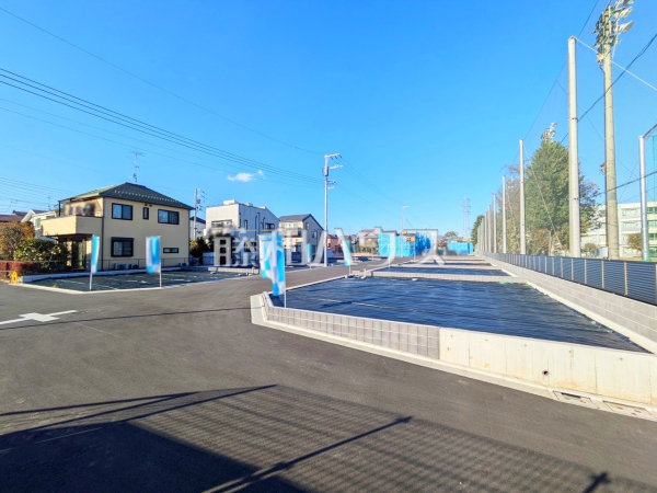 接道状況および現場風景　【三鷹市野崎３丁目】
お住まい探しは、家の良し悪しだけでなく周辺環境も重要なポイントです。ぜひ一度お客様の目でご覧ください。　