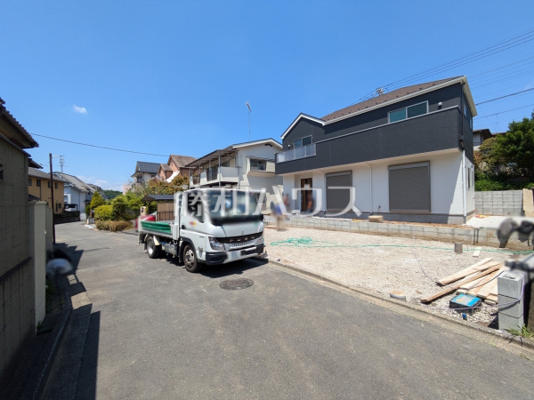 接道状況および現場風景　【八王子市絹ケ丘２丁目】お住まい探しは、家の良し悪しだけでなく周辺環境も重要なポイントです。ぜひ一度お客様の目でご覧ください。　