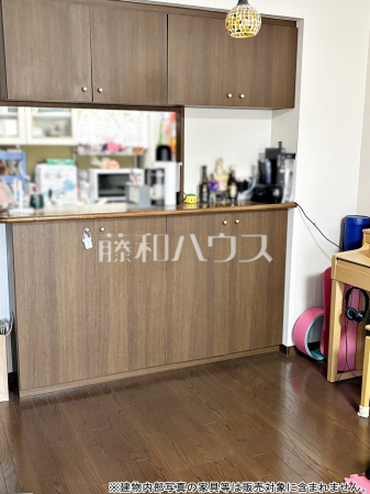 リビング側からみたキッチンの様子。 家事をしながらご家族との会話も楽しめる対面キッチン 