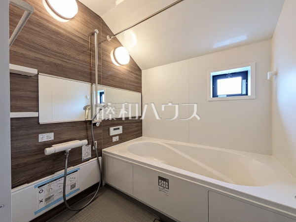 一日の疲れを癒す、優しい色合いのバスルーム　【西東京市新町５丁目】浴室　