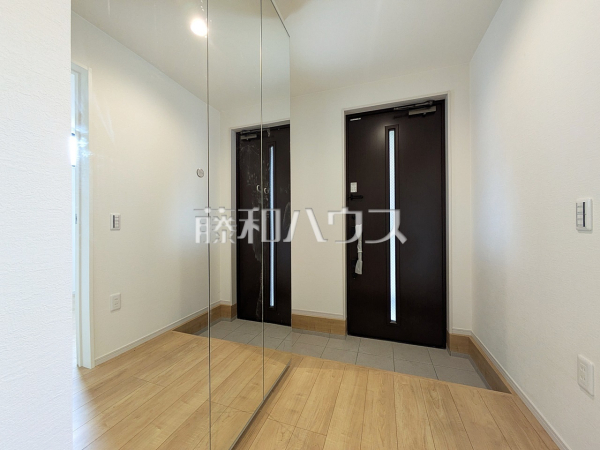 玄関ホール／玄関収納　【西東京市新町５丁目】毎朝の身だしなみチェックとしてお使い頂ける姿見は、裏側が収納スペースになっています。　