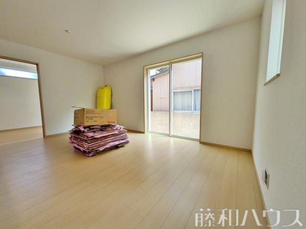 リビング　【名古屋市北区六が池町】