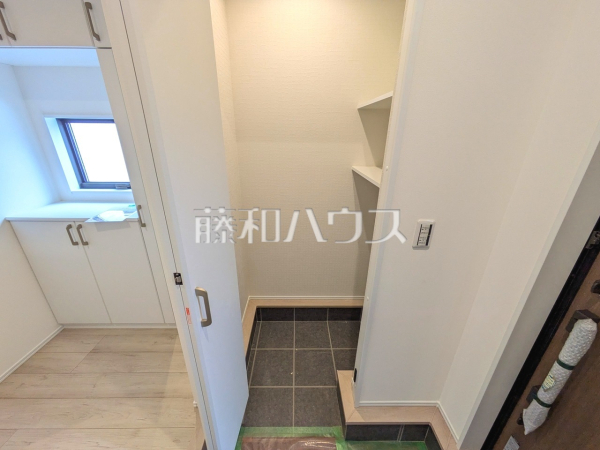 ベビーカーやゴルフバックなどが収納可能な玄関横の土間収納♪【昭島市昭和町３丁目】