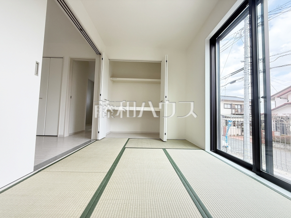 リビングと隣接した居室の間仕切りは、シーンに合わせて引き戸を開放し、一つの大きな空間にできる仕様です。　