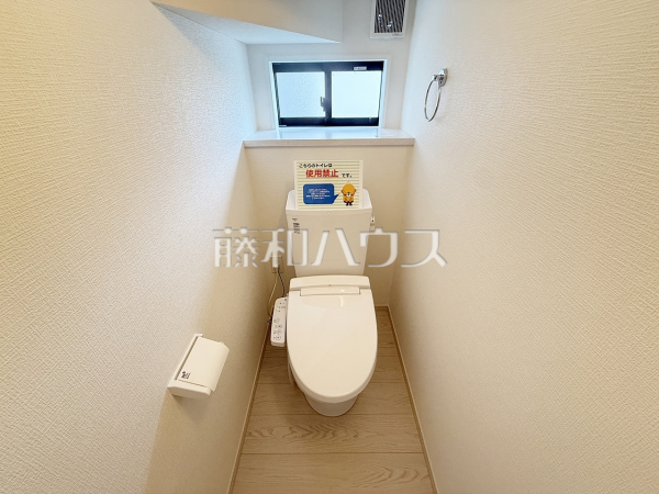 各階にトイレを設けておりますので、朝の忙しい時間などトイレの取り合いで喧嘩になることも少なそうですね。　