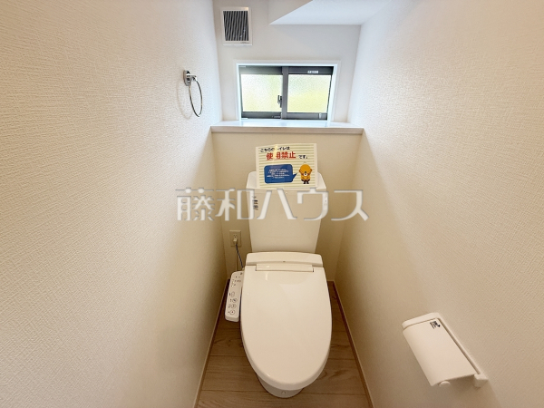 各階にトイレがあると、朝の忙しい時間帯などに便利です。 また、夜中も1階まで下りずにすみます。　