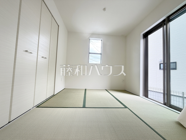 畳は熱伝導率が低く断熱効果があります。畳のあるお部屋は、夏は涼しく冬は暖かく過ごせます。　