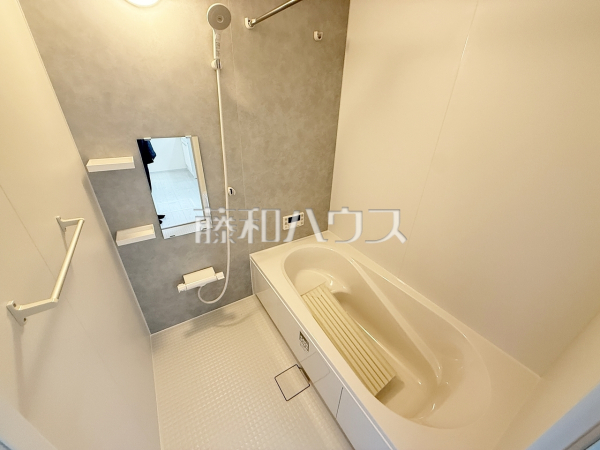 一日の疲れを癒す、優しい色合いのバスルーム　