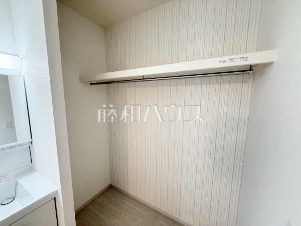 洗面室にはバスタオルや洗面具などをきれいに整理できる便利な棚を設置しました。　