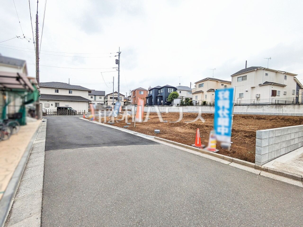 接道状況および現場風景　【新座市畑中２丁目】 建物のプレゼンをさせていただきますので、実際の完成イメージを思い描いていただくことができます。お気軽にお問合せ下さい。 