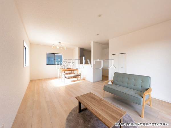  家族や仲間が集うLDKは約18帖あり、ゆったりと寛げる空間です。 　【清瀬市下清戸１丁目】