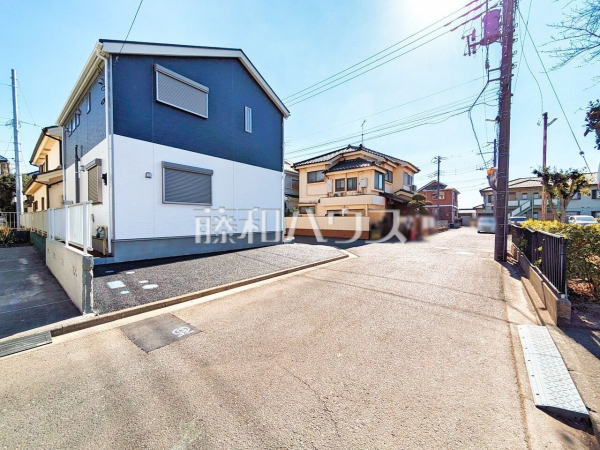 接道状況および現場風景　【清瀬市下清戸１丁目】 お住まい探しは、家の良し悪しだけでなく周辺環境も重要なポイントです。ぜひ一度お客様の目でご覧ください。 