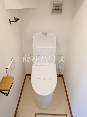 【1階トイレ】各階にトイレがあると、階段の上り下りをせずに済むため就寝時なども便利です。　【三鷹市深大寺２丁目】