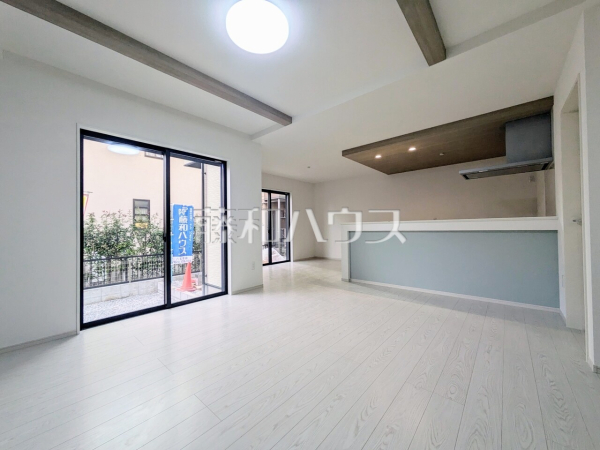 リビング　【町田市小山ヶ丘５丁目】