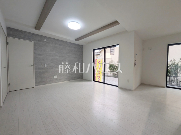 リビング　【町田市小山ヶ丘５丁目】