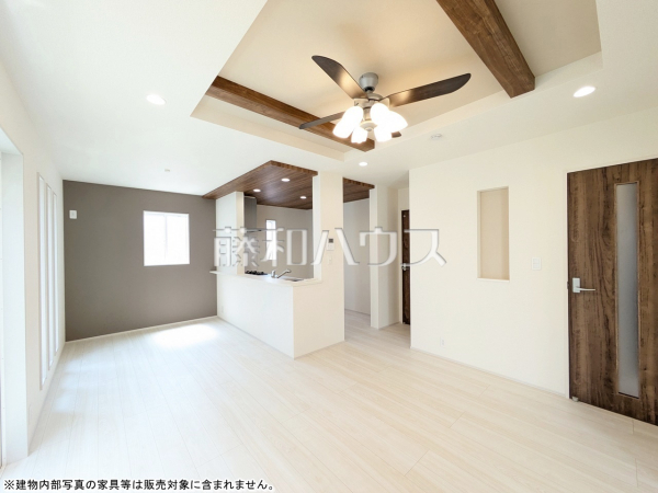 3号棟　リビング　【国分寺市西町５丁目】たくさんの窓から陽が差し込む明るく開放的なリビング　

