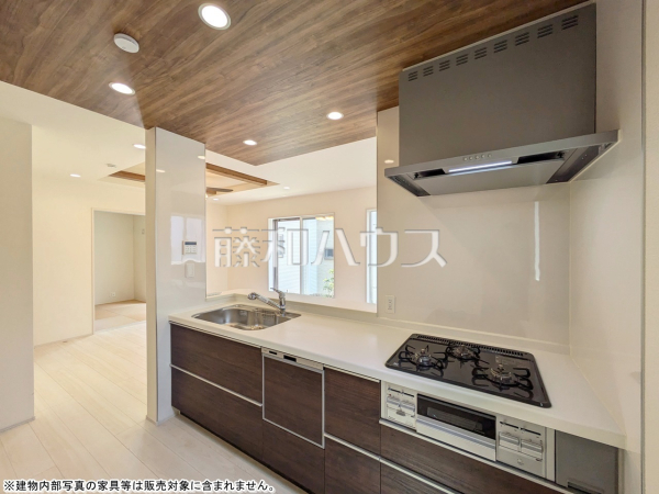3号棟　キッチン　【国分寺市西町５丁目】キッチンから見渡せるリビングダイニングで、お料理中も会話が弾みます　