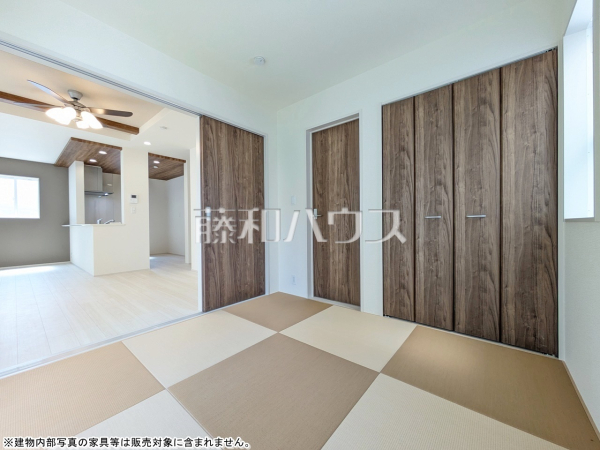 3号棟　和室　【国分寺市西町５丁目】LDKに接して設けられた和室は対面キッチンからも見える位置に。お子様のお昼寝中も様子を見ながら家事ができます。またゲストルームにも最適！　
