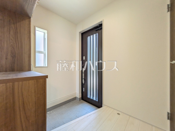 3号棟　玄関ホール　【国分寺市西町５丁目】自然光を取り入れ明るい空間になるよう設計された玄関です。　