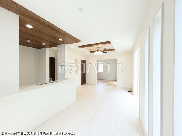3号棟　リビング　【国分寺市西町５丁目】南側に大きな窓を設け、昼間は電気をつけずに過ごせる、明るい空間となるよう設計いたしました。　