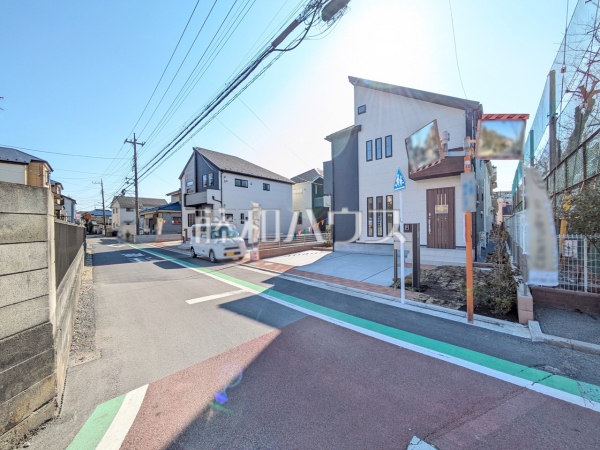 接道状況および現場風景　【国分寺市西町５丁目】前面道路はゆとりの約5m。車の出し入れも楽々です。