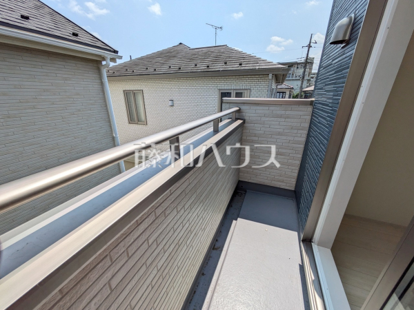 3号棟　バルコニー　【国分寺市西町５丁目】南向きのバルコニーは日差しもたっぷり注ぎ、お洗濯物もよく乾きます。　