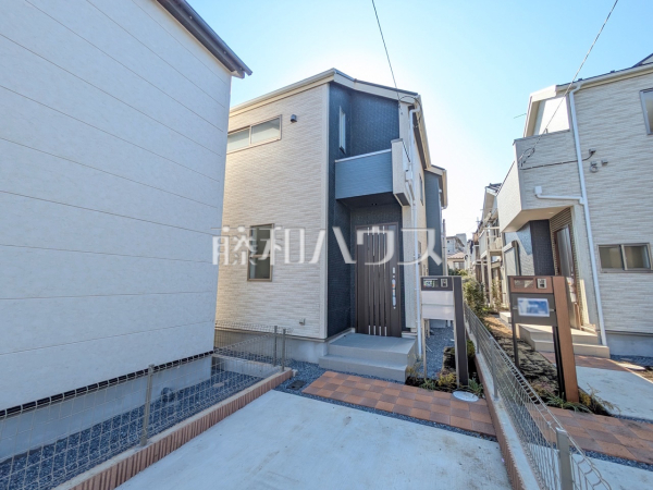 3号棟　外観　【国分寺市西町５丁目】旗竿地は、小さなお子様が急に道路に飛び出てしまうことを防ぎます。安心してお庭で遊ぶことができますね。　