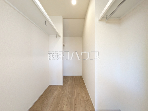 4号棟　ウォークインクローゼット収納　【国分寺市西町５丁目】ウォークインクローゼットは、お洋服等がたくさん収納できて便利です。