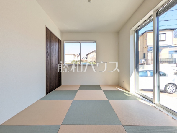 4号棟　和室　【国分寺市西町５丁目】リビング横の和室はクッション性があり、怪我に繋がりにくい畳の上で遊ぶお子様を見守りながら家事ができます。