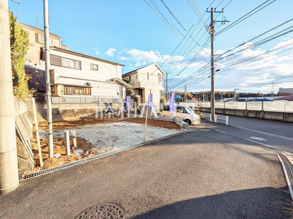 接道状況および現場風景　【多摩市落川】周辺環境はもちろん、日当たりや設備仕様など、実際に行ってみないと分からないことも多くございます。営業担当がご案内いたしますので、お気軽にお問い合わせください。
