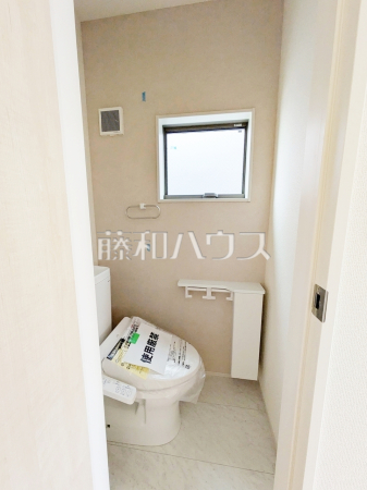 トイレはウォッシュレット付き、窓を設けた明るい空間で換気も可能　【練馬区関町東１丁目】