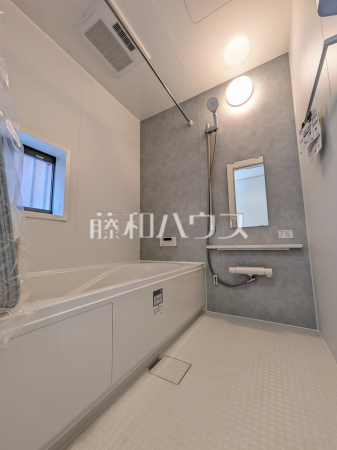 ≪1号棟　浴室≫浴室は換気・乾燥・暖房機付きで、入浴前も入浴後も快適です。　【府中市四谷３丁目】