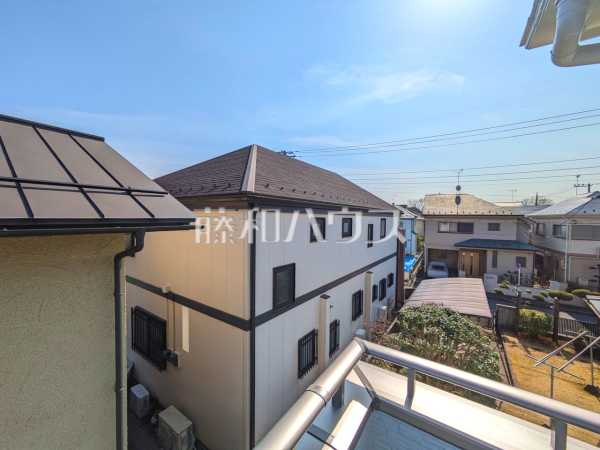 ≪1号棟　住戸からの眺望写真≫分譲地周辺は一戸建住宅が建ち並ぶ閑静な住宅街となっており車の通りも少なく安心してお住まい頂ける環境が広がっております。【府中市四谷３丁目】