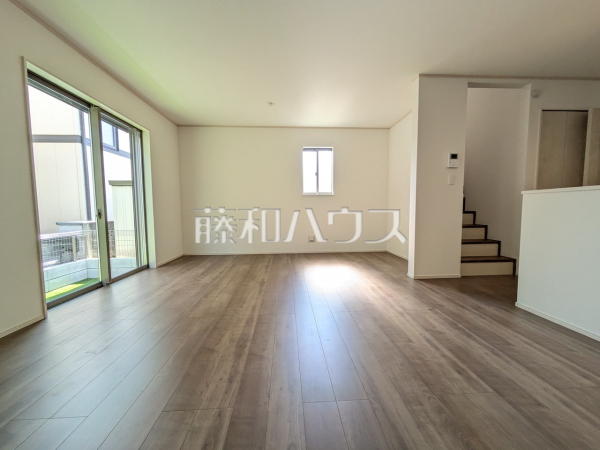 ≪1号棟　リビング≫ゆったり約17.62帖のリビング。南側に大きな窓を設け、昼間は電気をつけずに過ごせる、明るい空間となるよう設計いたしました。【府中市四谷３丁目】