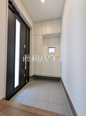 ≪1号棟　玄関≫自然光を取り入れ明るい空間になるよう設計された玄関です。【府中市四谷３丁目】