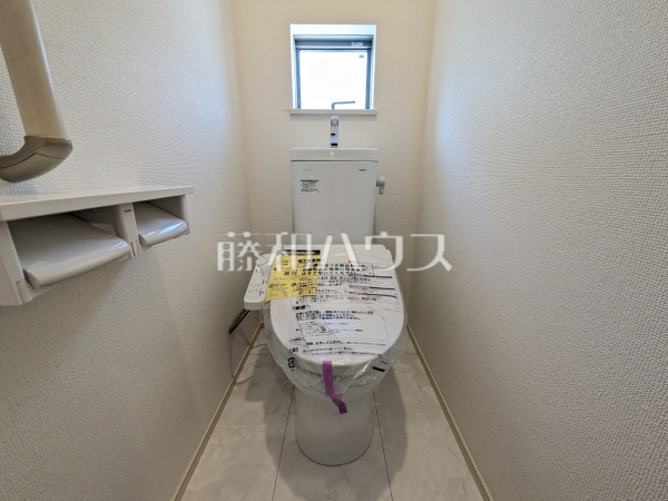 ≪1号棟　トイレ≫１、２階にウォシュレット付の省エネタイプのお手洗いが完備されております♪【府中市四谷３丁目】